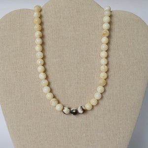 Collar de piedras Ágata blancas y cafés.