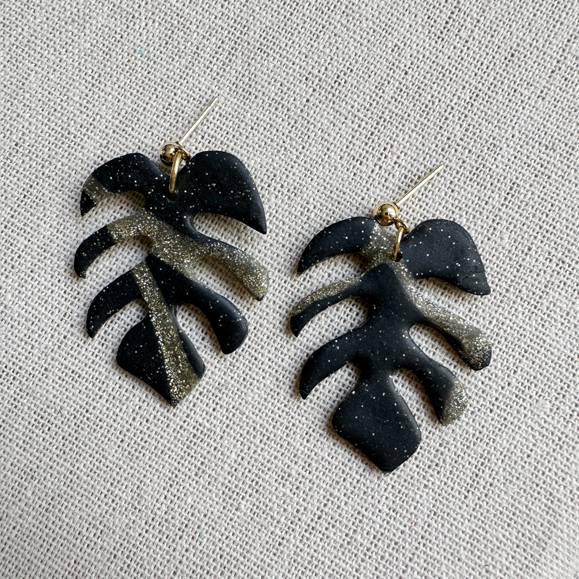 Arete hoja Monstera Negra
