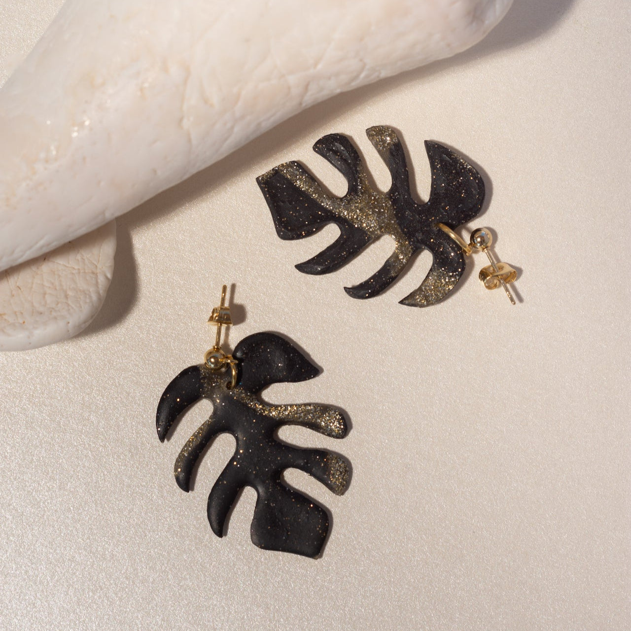Arete hoja Monstera Negra