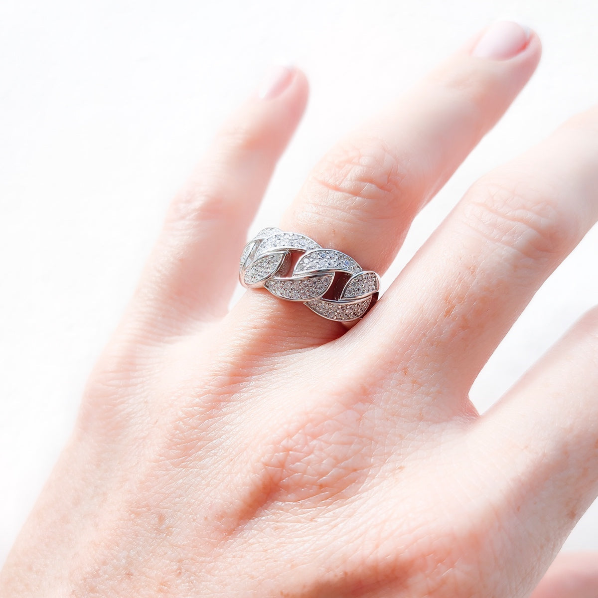 Anillo de plata con eslabones